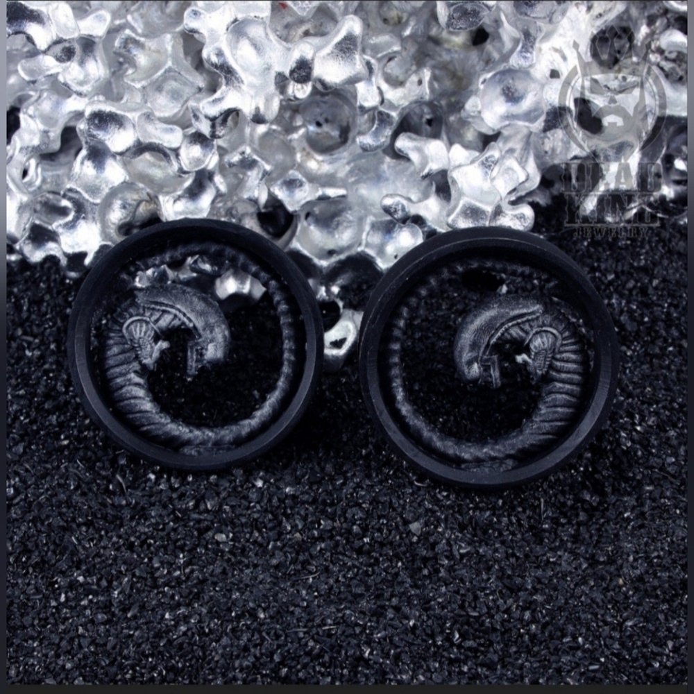 Pair of Alien Plugs / tunnels